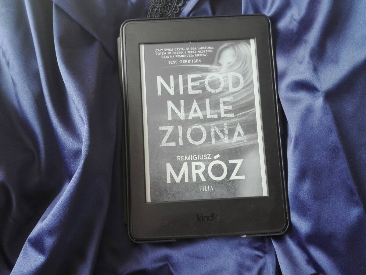 czytnik z okładką książki nieodnaleziona remigiusza mroza