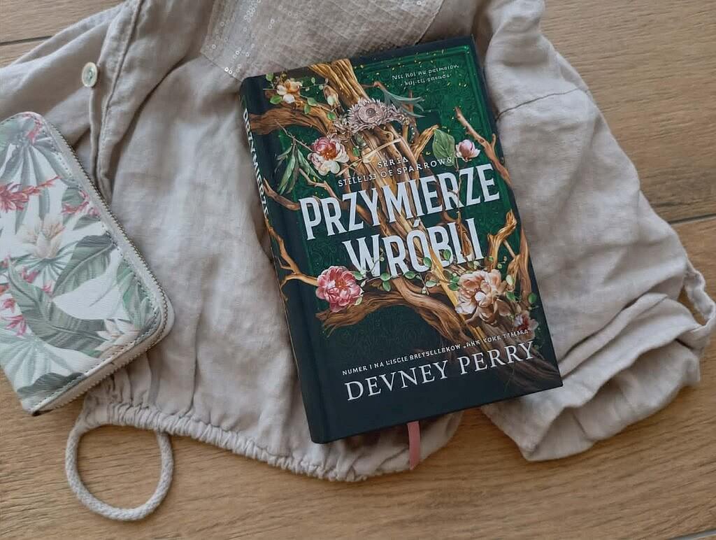 Prawda gorsza od potworów: "Przymierze wróbli" Devney Perry, czyli pierwsza część serii Shield of Sparrows 15f2f2a8 5551 49a1 a6d6 e9a8ed446ff0 1024x772 - Prawda gorsza od potworów: "Przymierze wróbli" Devney Perry, czyli pierwsza część serii Shield of Sparrows