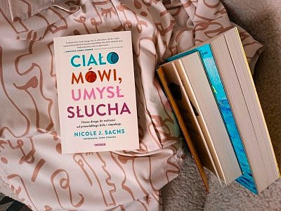 nicole sachs cialo mowi umysl slucha opinia 400x300 - "Ciało mówi, umysł słucha" Nicole J. Sachs: praktyka JournalSpeak jako droga do uwolnienia od przewlekłego bólu i niepokoju